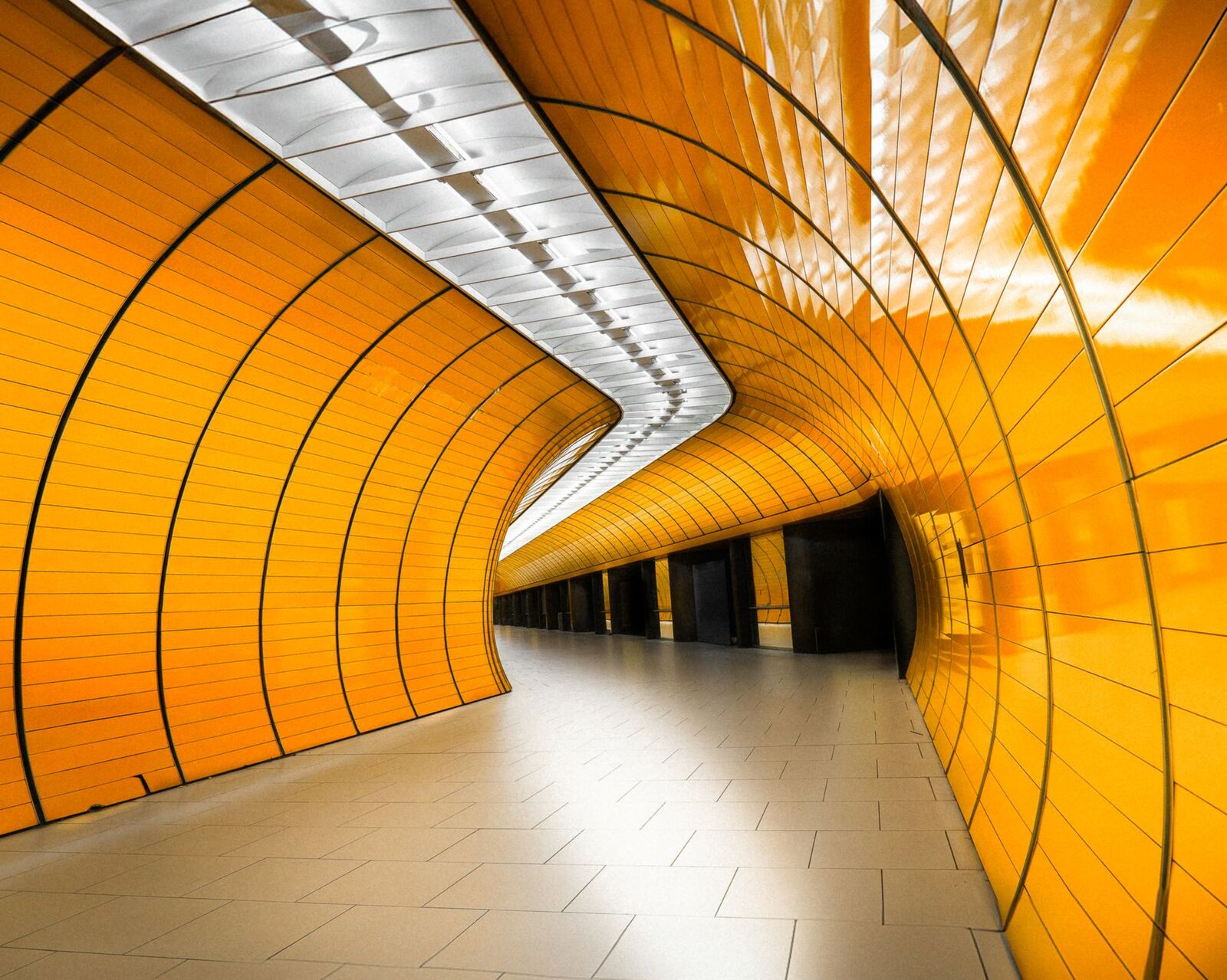 Túnel contemporâneo com linhas técnicas e iluminação integrada
