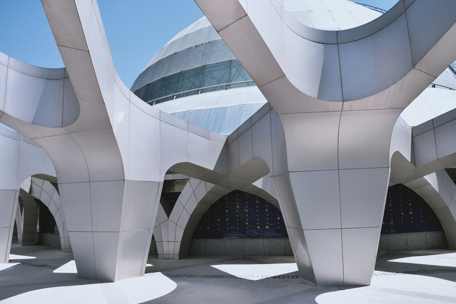 Arquitetura contemporânea branca de formas esculturais