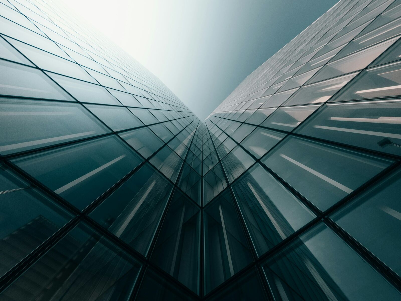 Fachada contemporânea de vidro vista em perspectiva