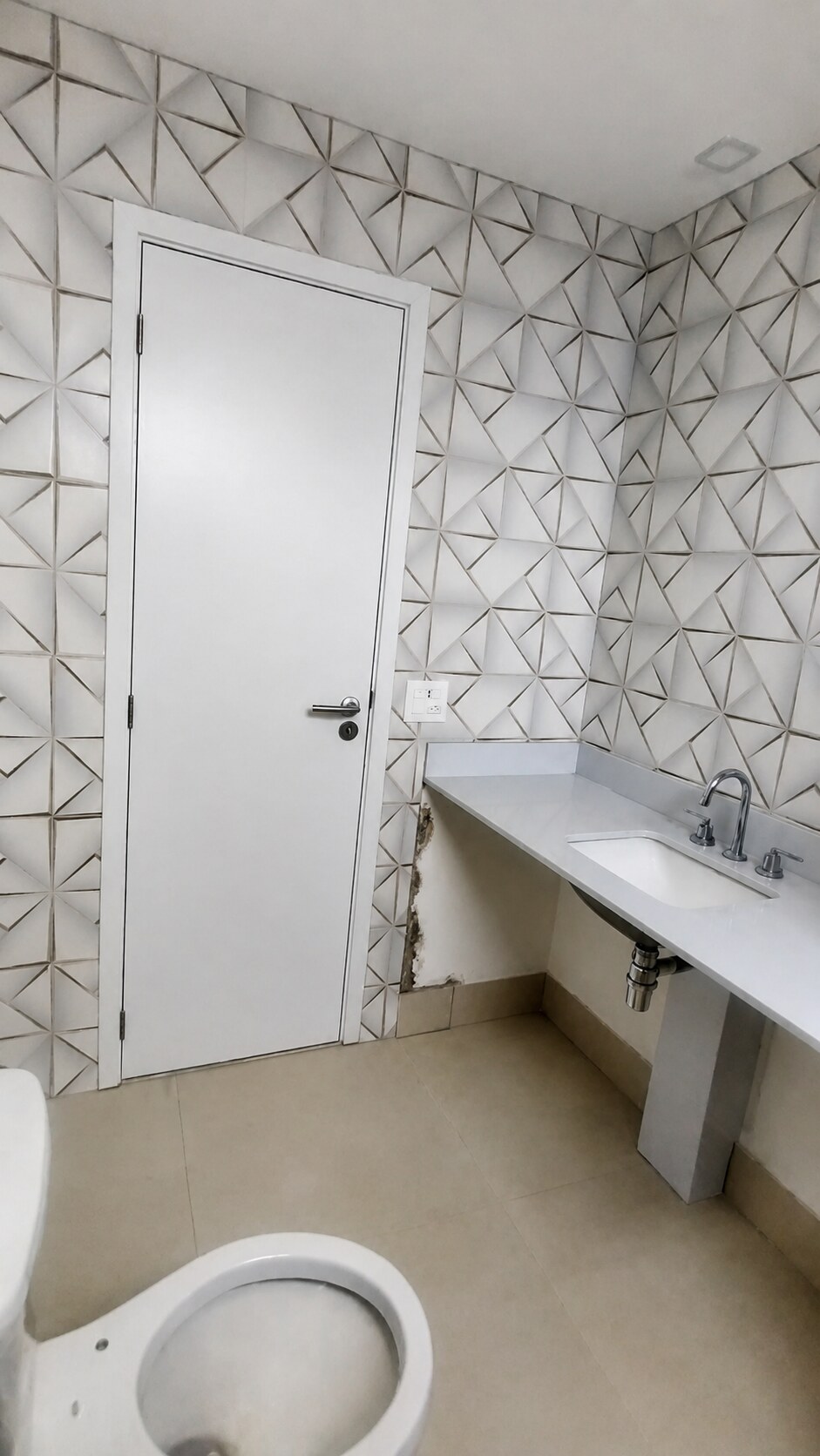 Lavabo com revestimento geométrico branco